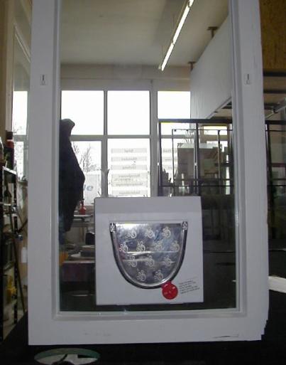 Weiße Katzenklappe direkt im Isolierglas